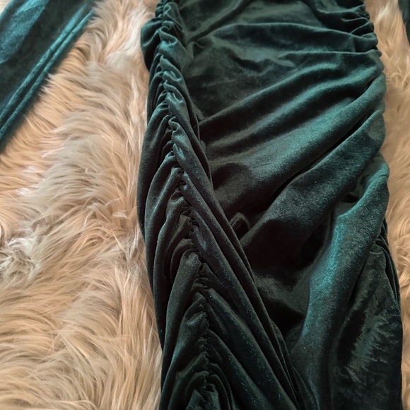 Green velvet dress - Picture 3 of 5